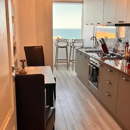 Apartment Reyna Beach Front Luxury Constanta